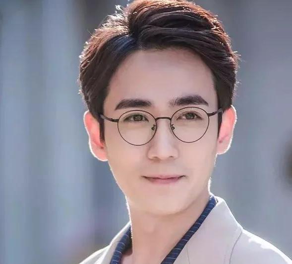 戴眼镜的男明星,戴眼镜的男明星，探究时尚与魅力的独特风采