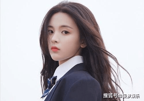 新生代女明星，自信、变革与成就的力量展现风采